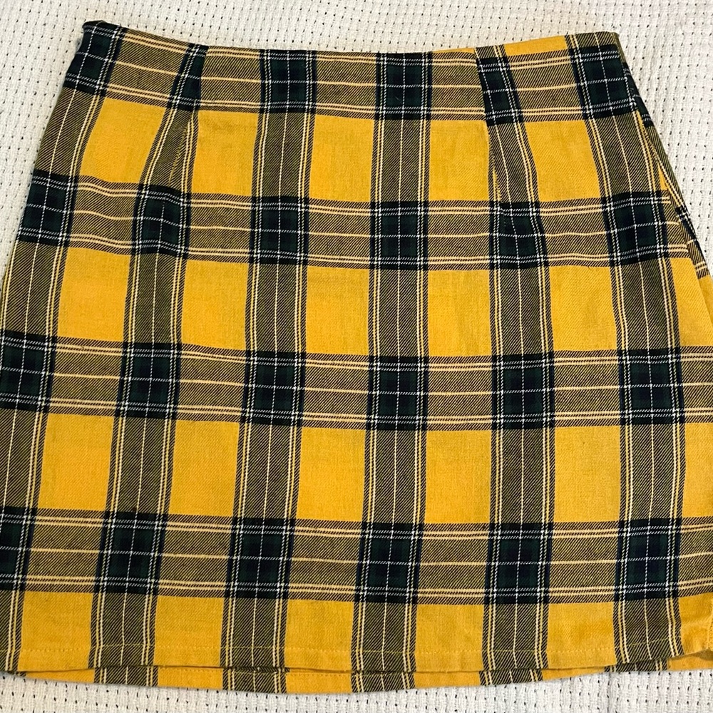 SUPER CUTE YELLOW PLAID MINI SKIRT, SIZE SMALL BY SHEIN